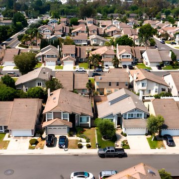 US Homebuyer Count Falls to Record Low as Sellers Pile Up