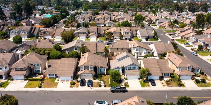 Homes Now Sell Below Asking in 38 of 50 Biggest U.S. Cities